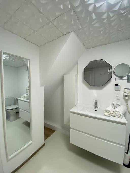 Capsule Espace-jacuzzi-cinema-nintendo Switch Appartement *