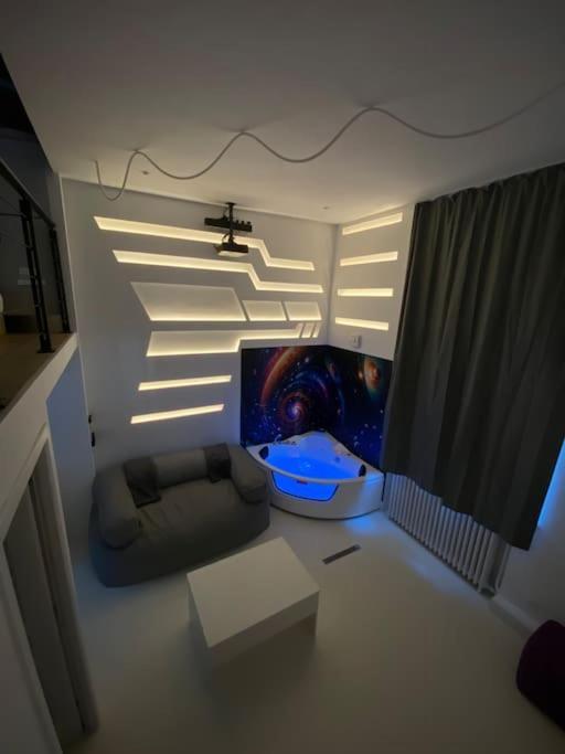 Capsule Espace-jacuzzi-cinema-nintendo Switch Appartement