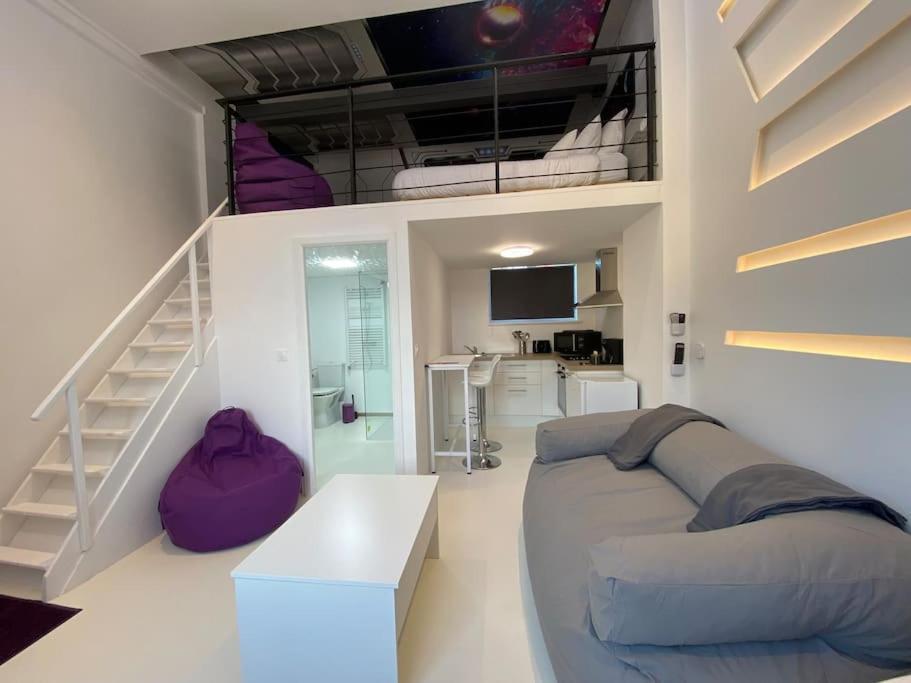 Capsule Espace-jacuzzi-cinema-nintendo Switch Appartement *