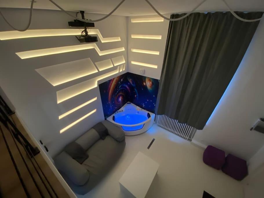 Capsule Espace-jacuzzi-cinema-nintendo Switch Appartement *